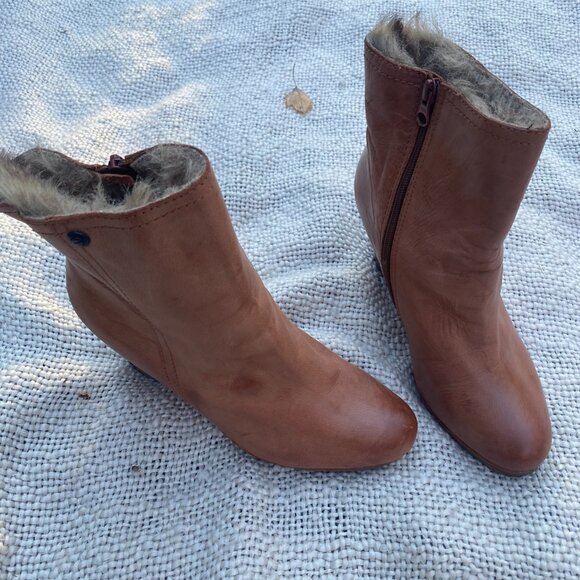 Calvin Klein Odelle Y2K tan leather faux fur lined wedge boots 9.5 - Picture 3 of 11